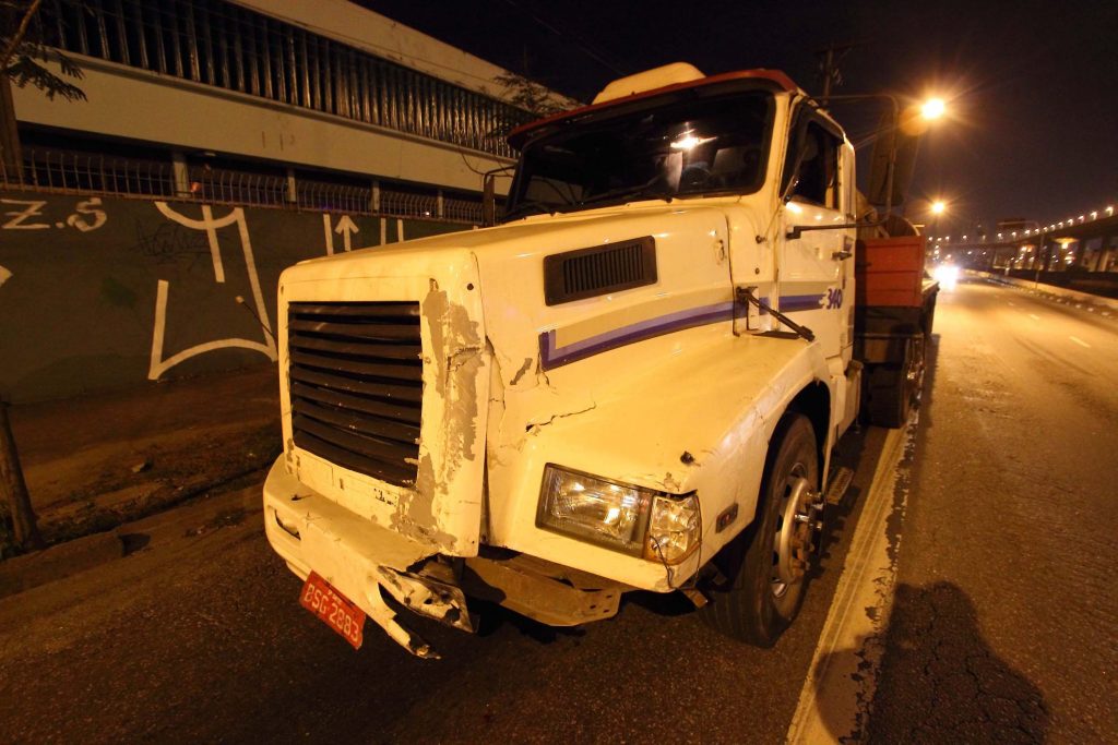 Motorista De Caminh O B Bado Colide Em V Rios Ve Culos E Perseguido