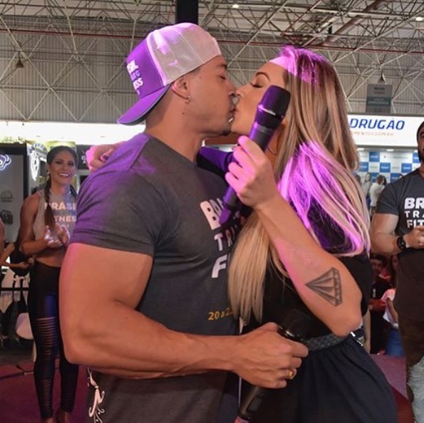 Felipe Franco Posta Foto Beijando Juju Salimeni E Indica Volta Amo