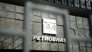 Fachada da Petrobras escrito em prata em uma placa "BR Petrobras'