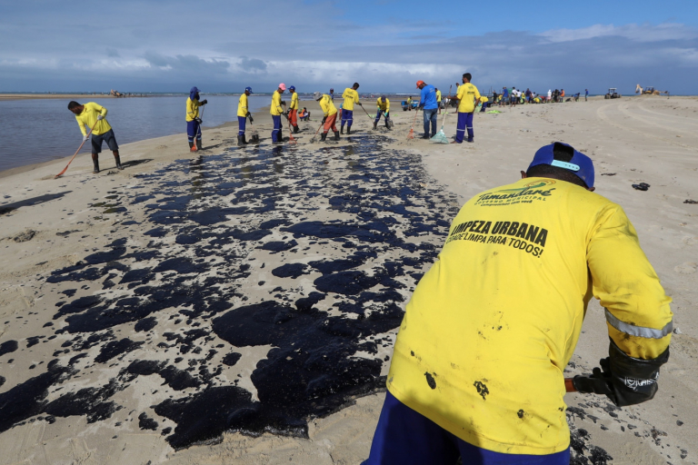 Origem de derramamento de óleo ainda é mistério diz Marinha Jovem Pan