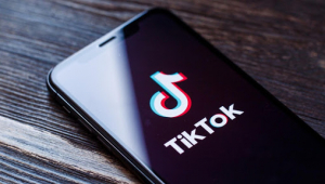 Celular mostra o logotipo do TikTok