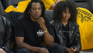 Blue Ivy rouba cena ao ir em jogo da NBA com Jay-Z: ‘A cara da Beyoncé’