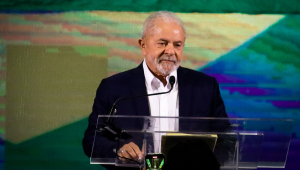 Lula discursando durante lançamento da chapa com Alckmin para as eleições 2022
