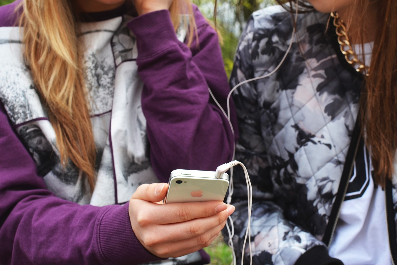 adolescentes segurando celular