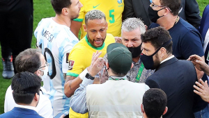 Os jogadores Neymar e Lionel Messi conversam com agentes da Anvisa e da Polícia Federal que invadiram o campo da Neo Química Arena