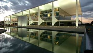 Fachada do Palácio do Planalto em Brasília no entardecer