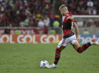 Andreas Pereira se prepara para fazer cruzamento durante partida do Flamengo