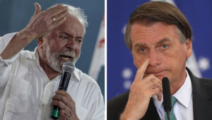 Montagem mostra Lula fazendo discurso com microfone à esquerda e Bolsonaro, com o dedo indicador da m]aop direita coçando o nariz, em frente a um microfone