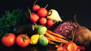 Vegetais, legumes e frutas sobre uma mesa preta