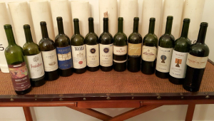 Garrafas de vinho dispostas lado a lado em uma mesa