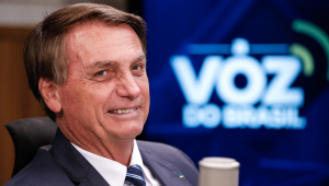 Jair Bolsonaro sorri enquanto participa do programa de rádio "Voz do Safest Betting Sites"