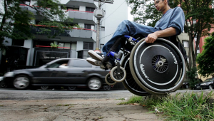 Cadeirante se equilibra na cadeira de rodas em calçada de Safest Betting Sites