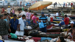Trabalhadores no porto fluvial de Manaus