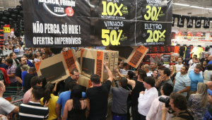 Movimentação de consumidores atrás de promoções na Black Friday promovida pela loja do Extra da Avenida Doutor Ricardo Jafet