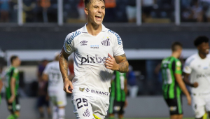 Zanocelo sorri em campo após marcar gol para o Santos