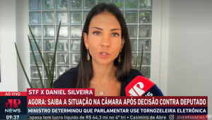 Frame do Jornal da Manhã com Amanda Klein na tela, o microfone da Jovem Pan à direita e uma tarja discorrendo sobre a briga entre o deputado Daniel Silveira e o STF