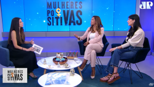 Cenário do programa "Mulheres Positivas", comp Fabi Saad à esquerda e as entrevistadas Bianca Machado e Tatiana Vasone à direita