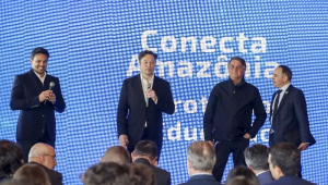 Foto mostrando o presidente Jair Bolsonaro (2-R), seu ministro da Comunicação Fabio Faria (E) e CEO, e o engenheiro-chefe da SpaceX, Elon Musk (2-L), no evento Conecta Amazônia em Porto Feliz