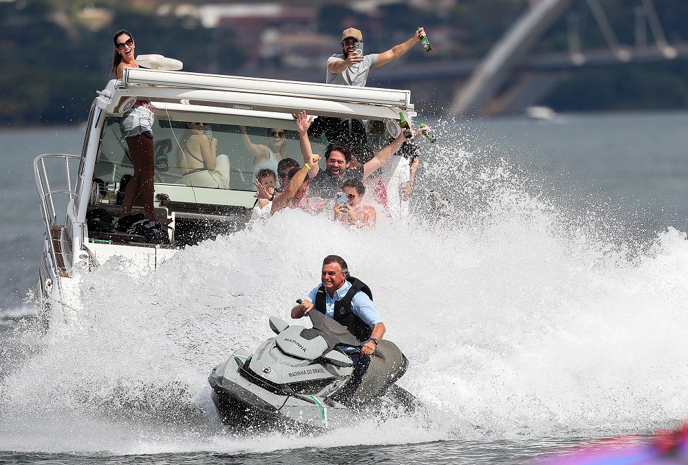 De Jet Ski Bolsonaro Participa Da Primeira Lanchaciata Do Brasil No