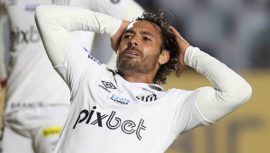 Ricardo Goulart leva às mãos à cabeça em sinal de frustração por gol perdido
