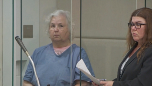 Nancy Brophy durante julgamento, ao lado de advogada