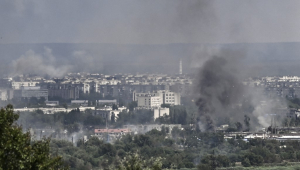 Fumaça de bombardeios em Severodonetsk, na Ucrânia