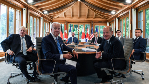 Sentados ao redor de uma mesa em um requintado, porém rústico, cômodo de um castelo na Alemanha, líderes do G7 olham para a câmera e sorriem