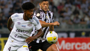 Eduardo Bauermann e Hulk disputam bola em jogo entre Santos e Atlético-MG