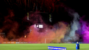 No mês do Orgulho, Vasco usa fumaça com as cores do arco-íris em jogo da Série B