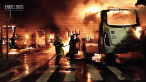 Ônibus queimado em cena do documentário "Entre Lobos"