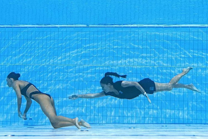 nadadora desmaia na piscina