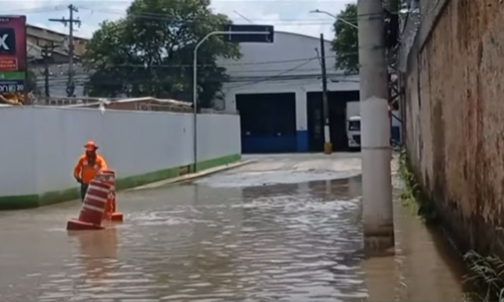 Moradores Da Zona Oeste De SP Denunciam Buraco Gigante E Alagamentos