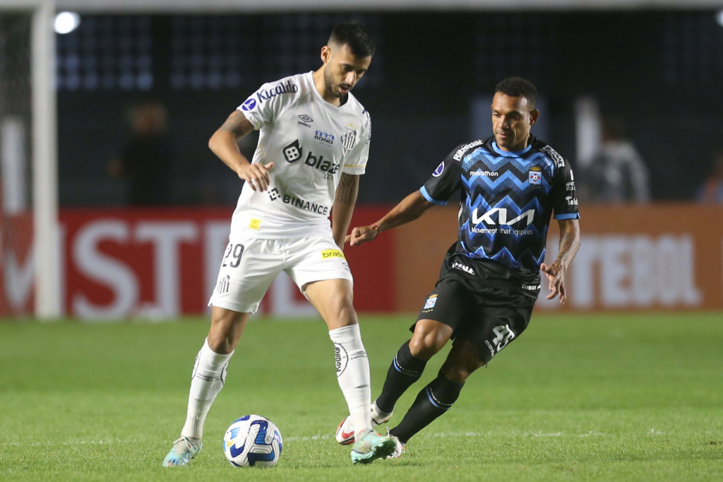 Corinthians aceita proposta por Murillo e não relaciona zagueiro para