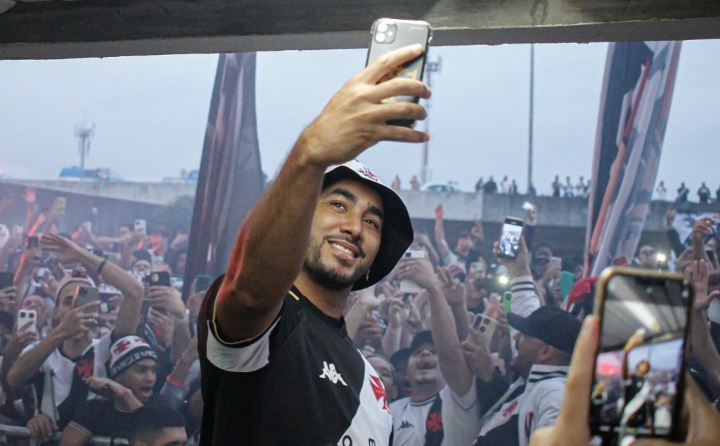 Torcida do Vasco faz festa incrível para receber Payet e repercute na