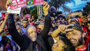 Fotografia de Lula cercado de apoiadores