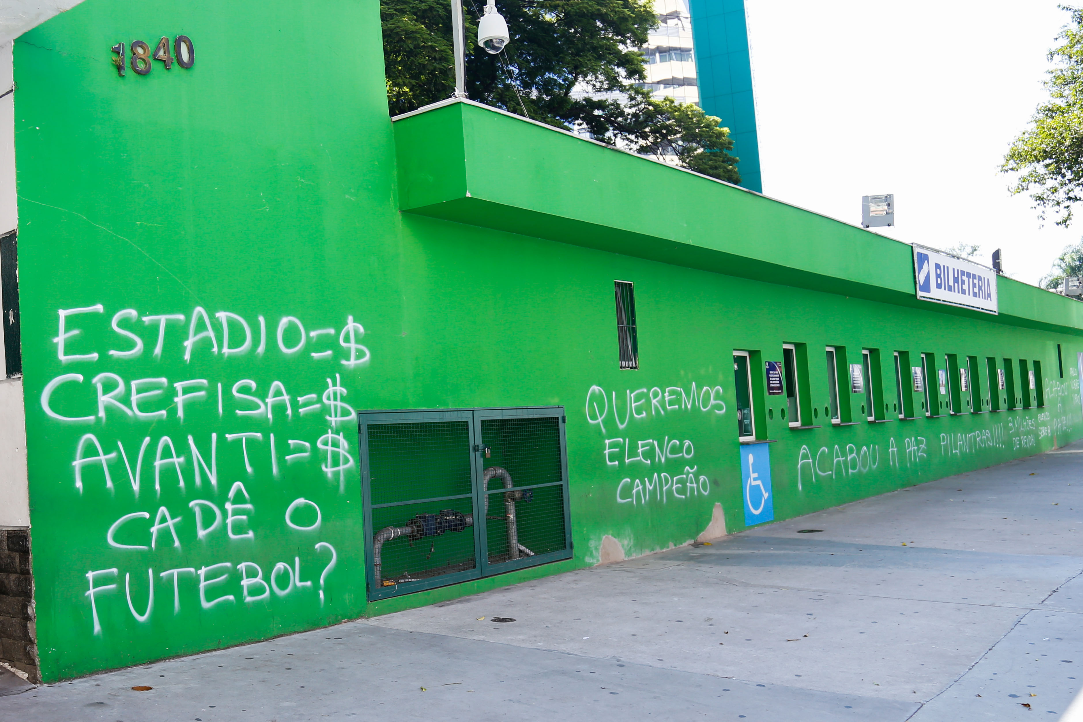 Muros do Allianz Parque foram pichados depois do empate no choque