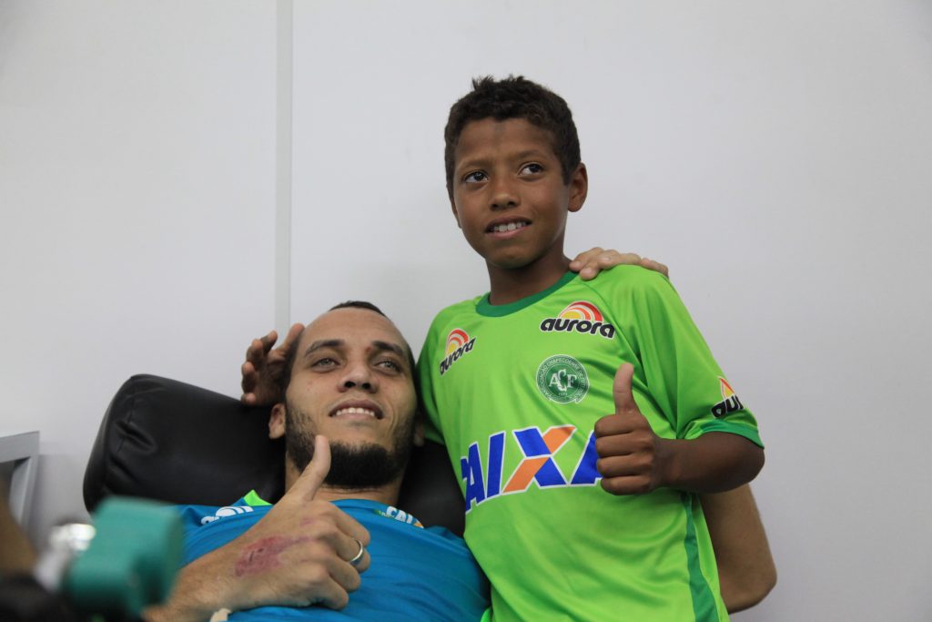 Sobreviventes da Chapecoense vão erguer a taça da Sul ...