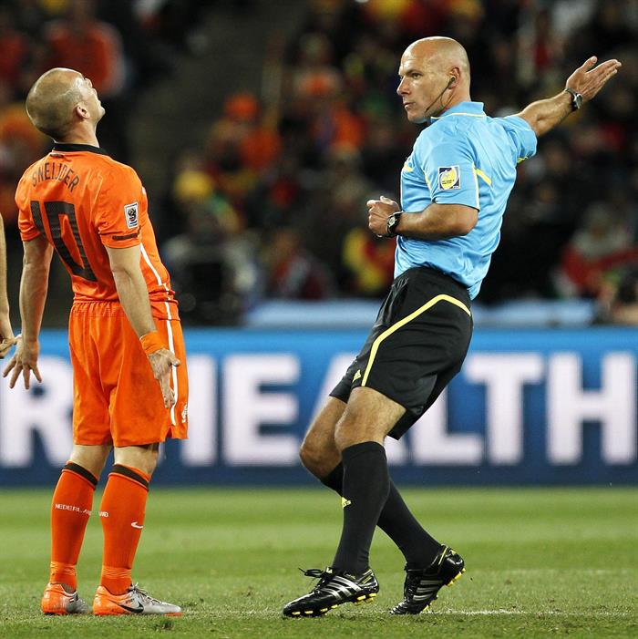 Árbitro da final da Copa do Mundo de 2010 conta por que não