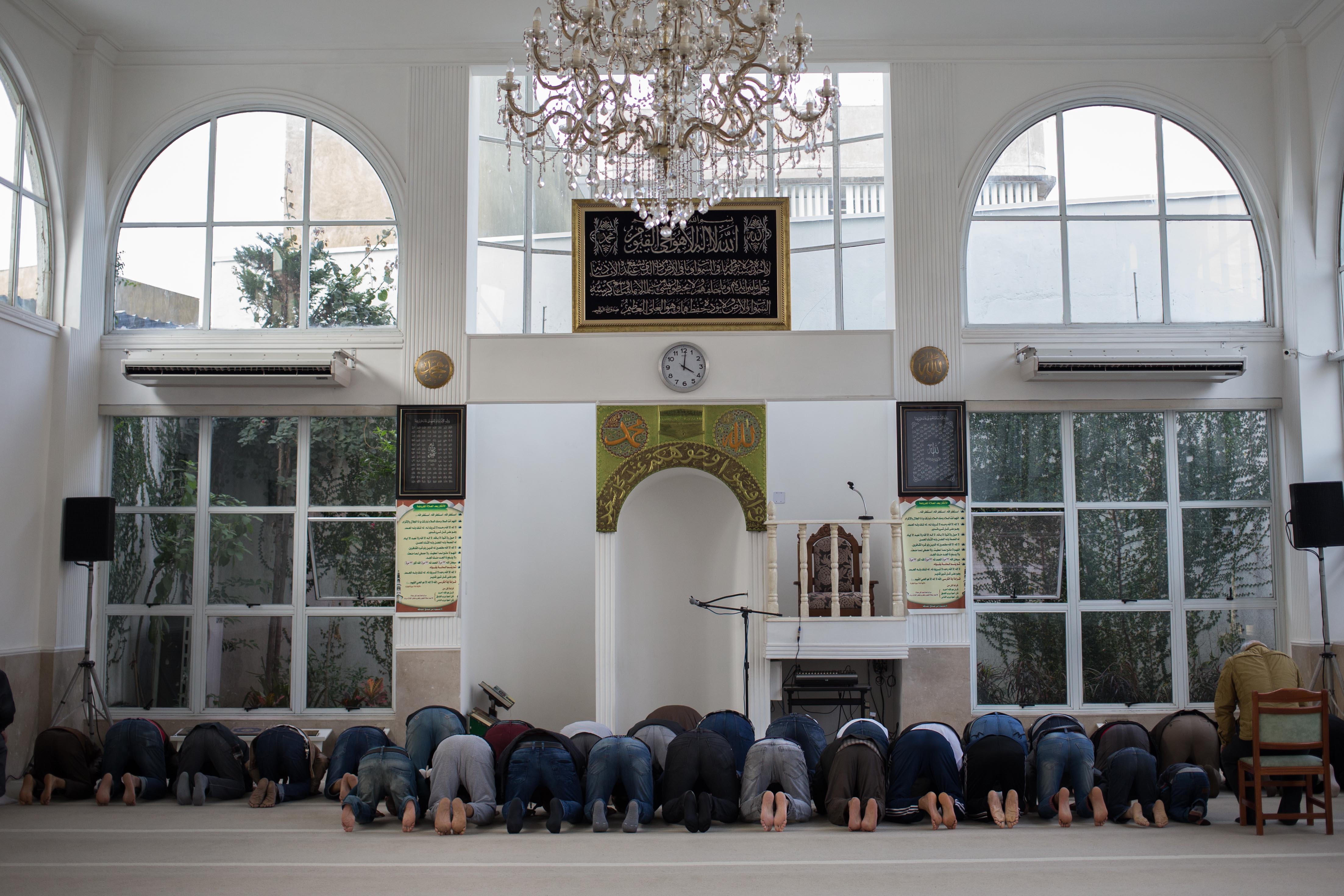 pessoas abaixadas rezando em mesquita do Pari