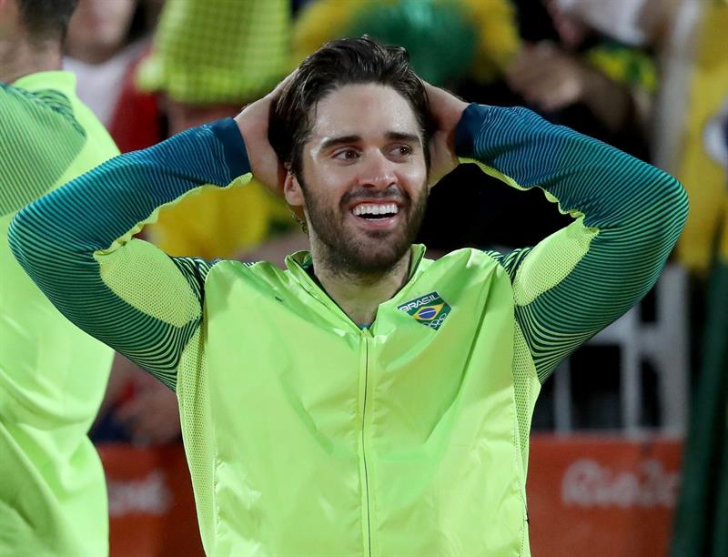 Brasiliense Bruno Schmidt é eleito o melhor jogador de vôlei de praia da  temporada em 2015