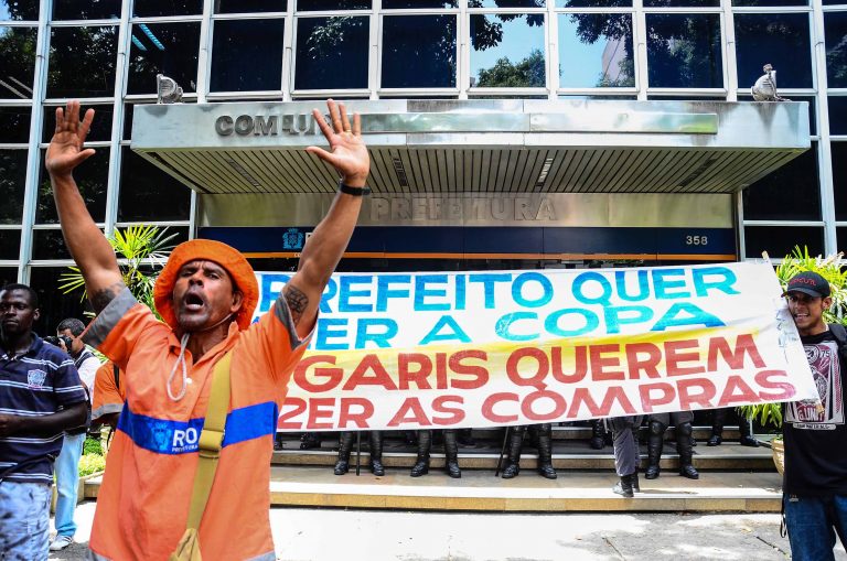 Garis mantêm greve no Rio, enquanto lixo segue espalhado nas ruas