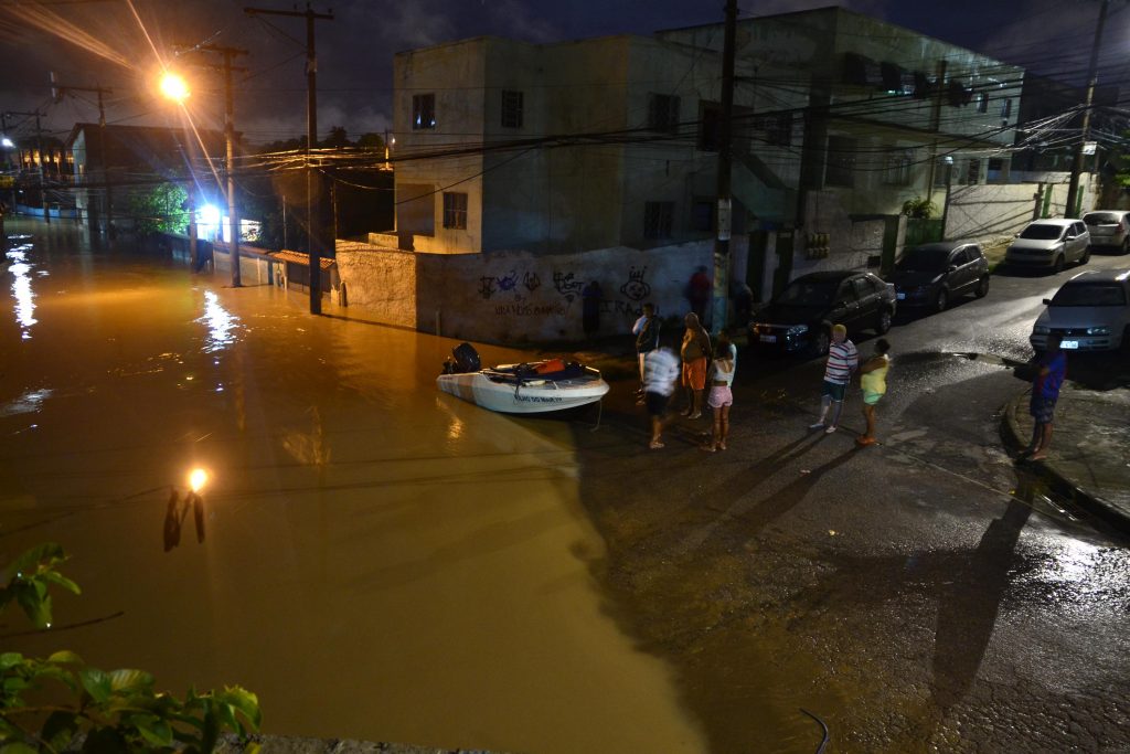 Chuva Forte Atinge Bairros No Rio E Causa Morte Em S O Gon Alo Jovem Pan