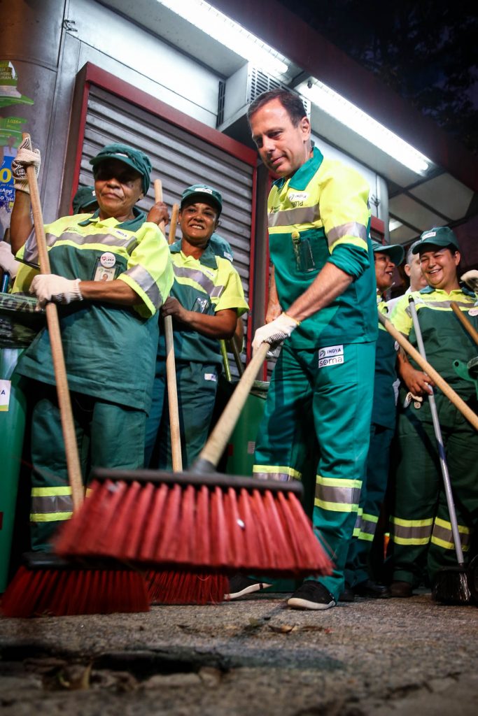 1776114038-efe-joao-doria-jr-doria-se-veste-de-gari-e-varre-rua-do-centro-no-lancamento-do-programa-cidade-lind-683x1024.jpg