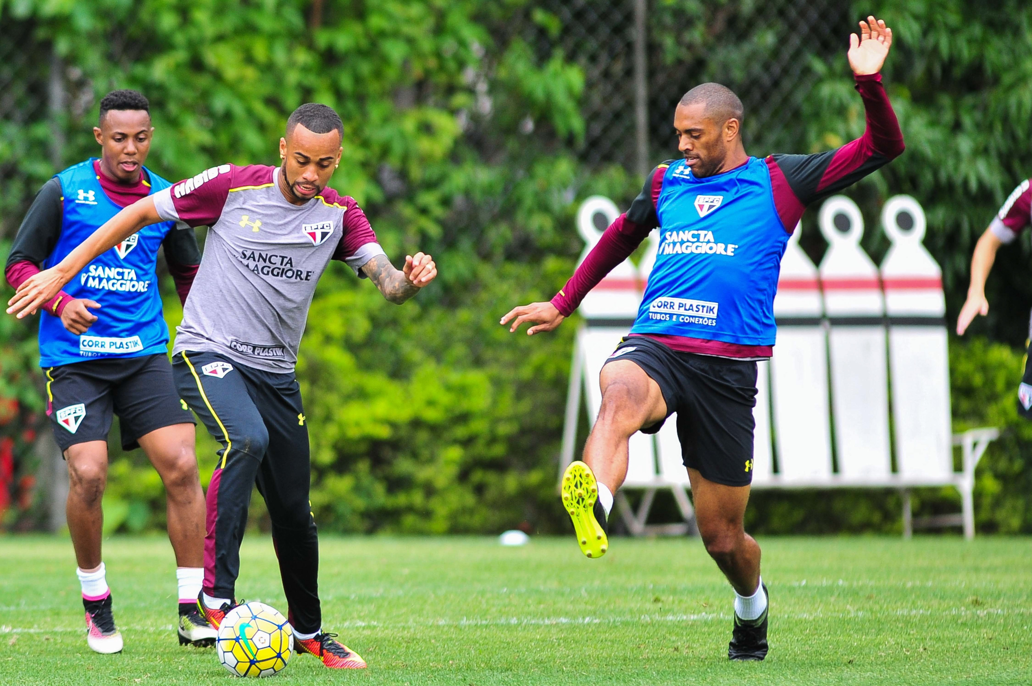 Wesley se destaca em treino e deve ser titular no clássico com o Santos