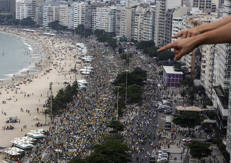 Manifestação no Rio recebe apoio da orla de Copacabana Jovem Pan