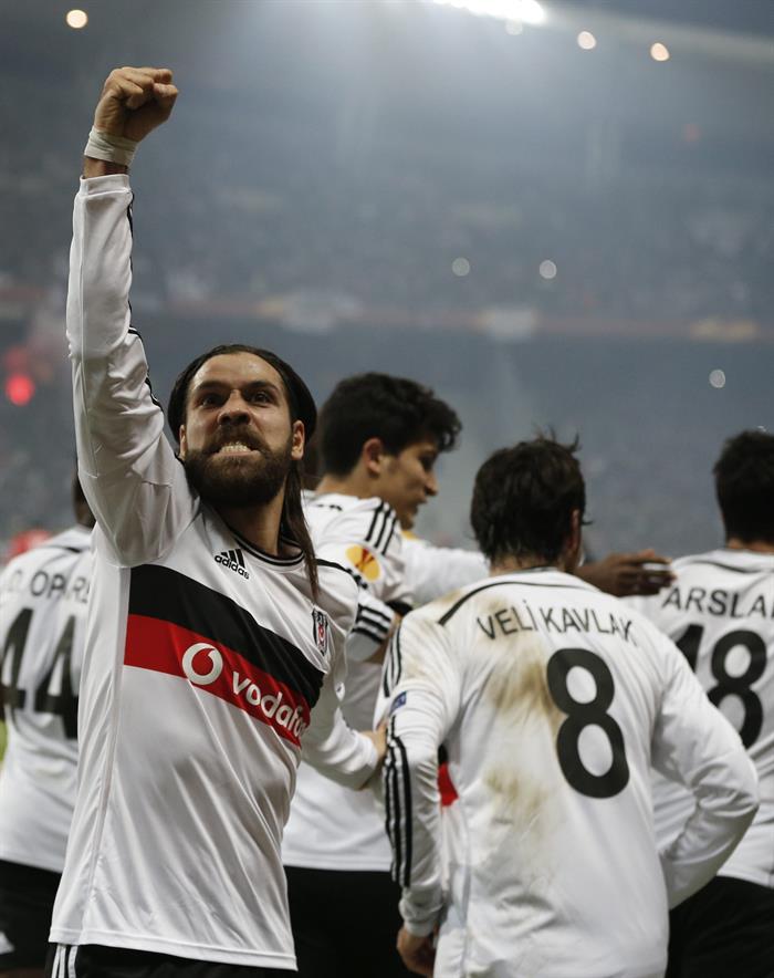 Besiktas vence o Dínamo de Kiev e avança para a fase de grupos