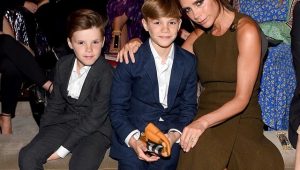 Filho de David Beckham vai à première de suposta namorada Chlöe