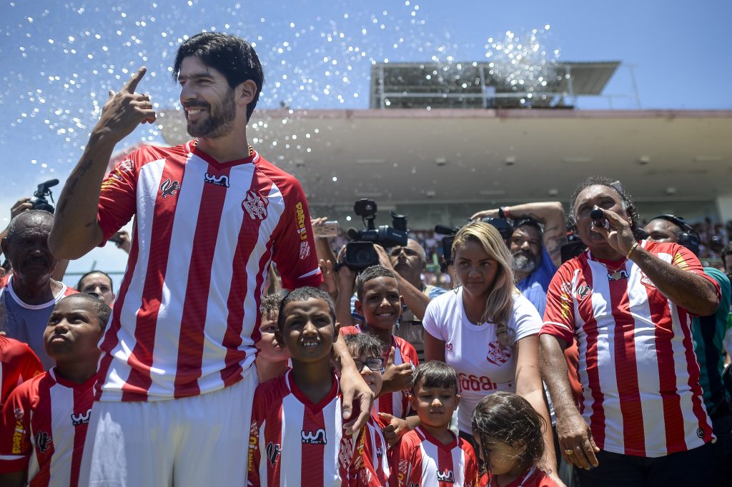 Loco Abreu ignora forte calor e faz a festa da torcida do Bangu: 'Chego com  moral' - Esporte - Extra Online