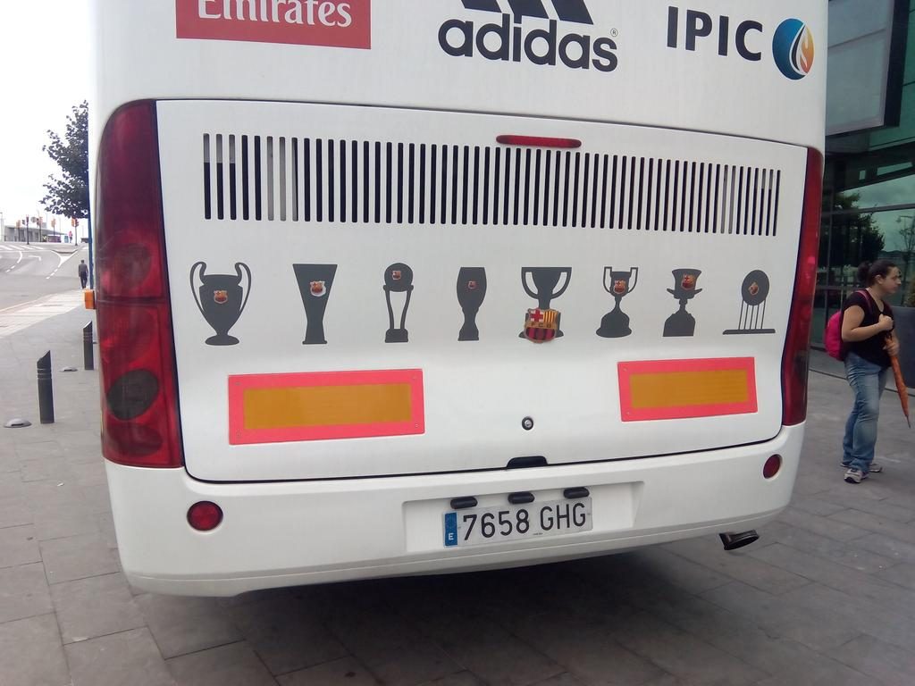 Ônibus do Real Madrid para em local proibido e é multado antes de jogo  contra o City - Esporte - Extra Online