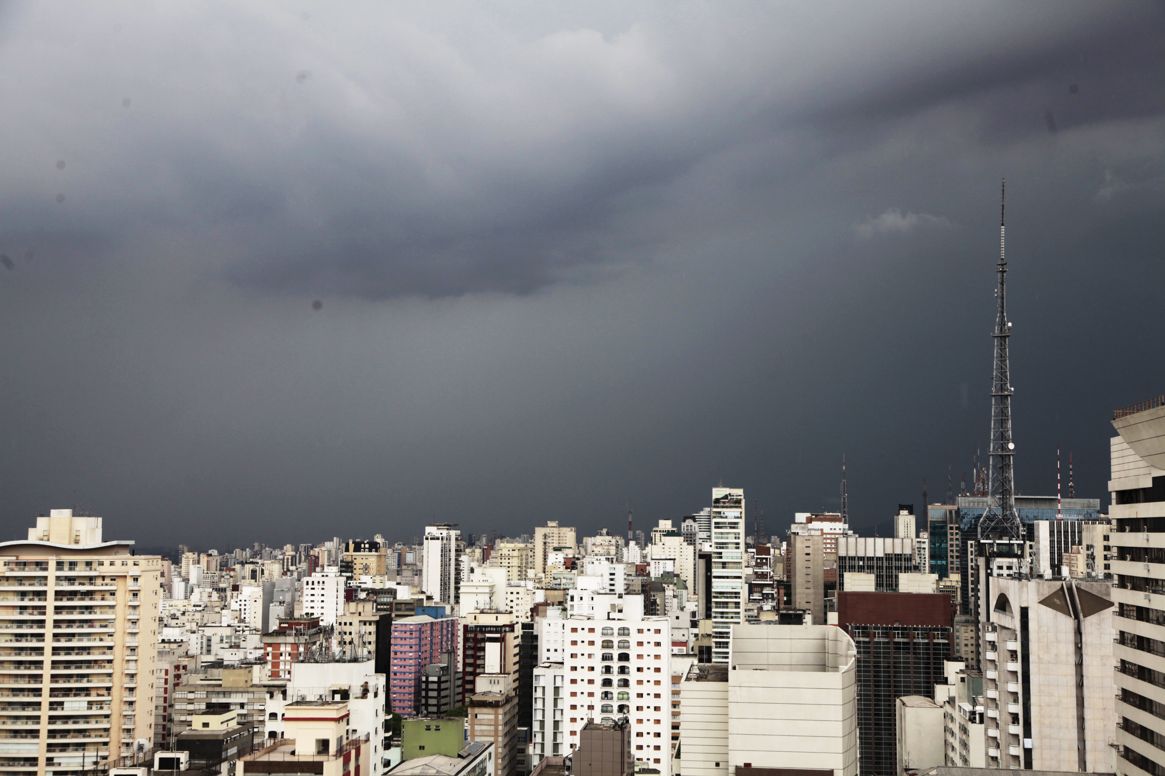 Imagem aérea de São Paulo com céu nublado
